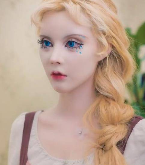 108刀整成真人芭比,吃饭不敢张嘴,迪丽拉卸妆后还能直视吗?