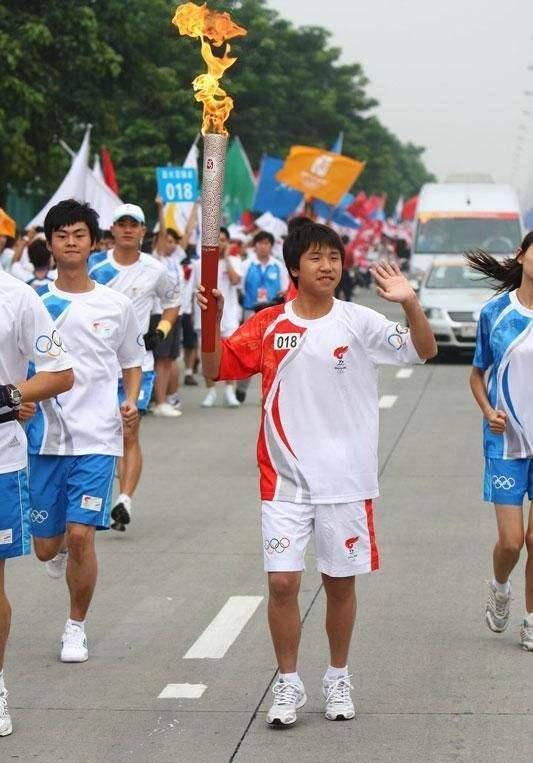 汶川地震中的小英雄,连救7人当奥运火炬手,今却因诈骗深陷牢笼_雷楚年
