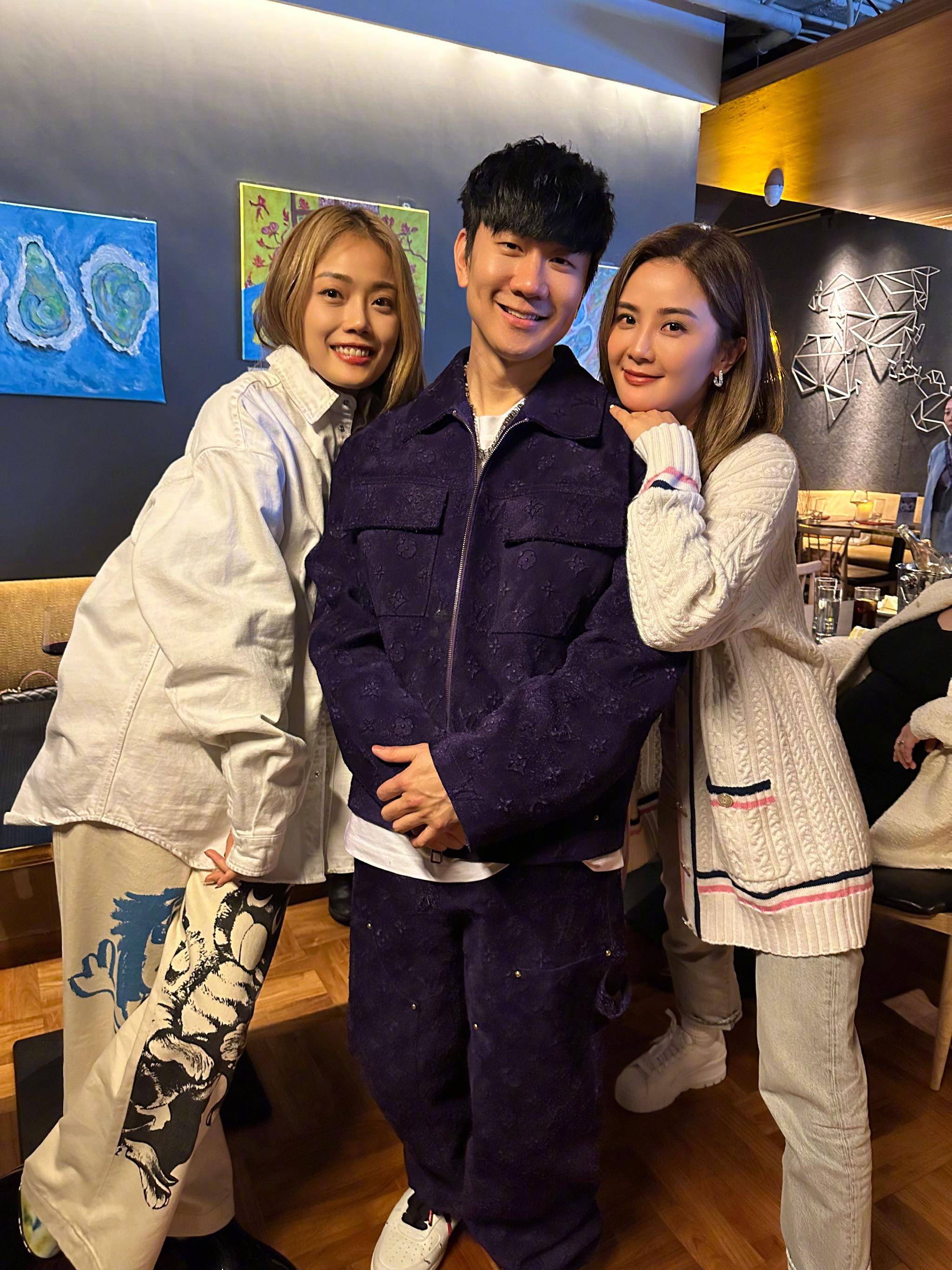 3 / 9 @蔡卓妍 不仅空降@林俊杰 香港演唱会尾场成为惊喜嘉宾,更在