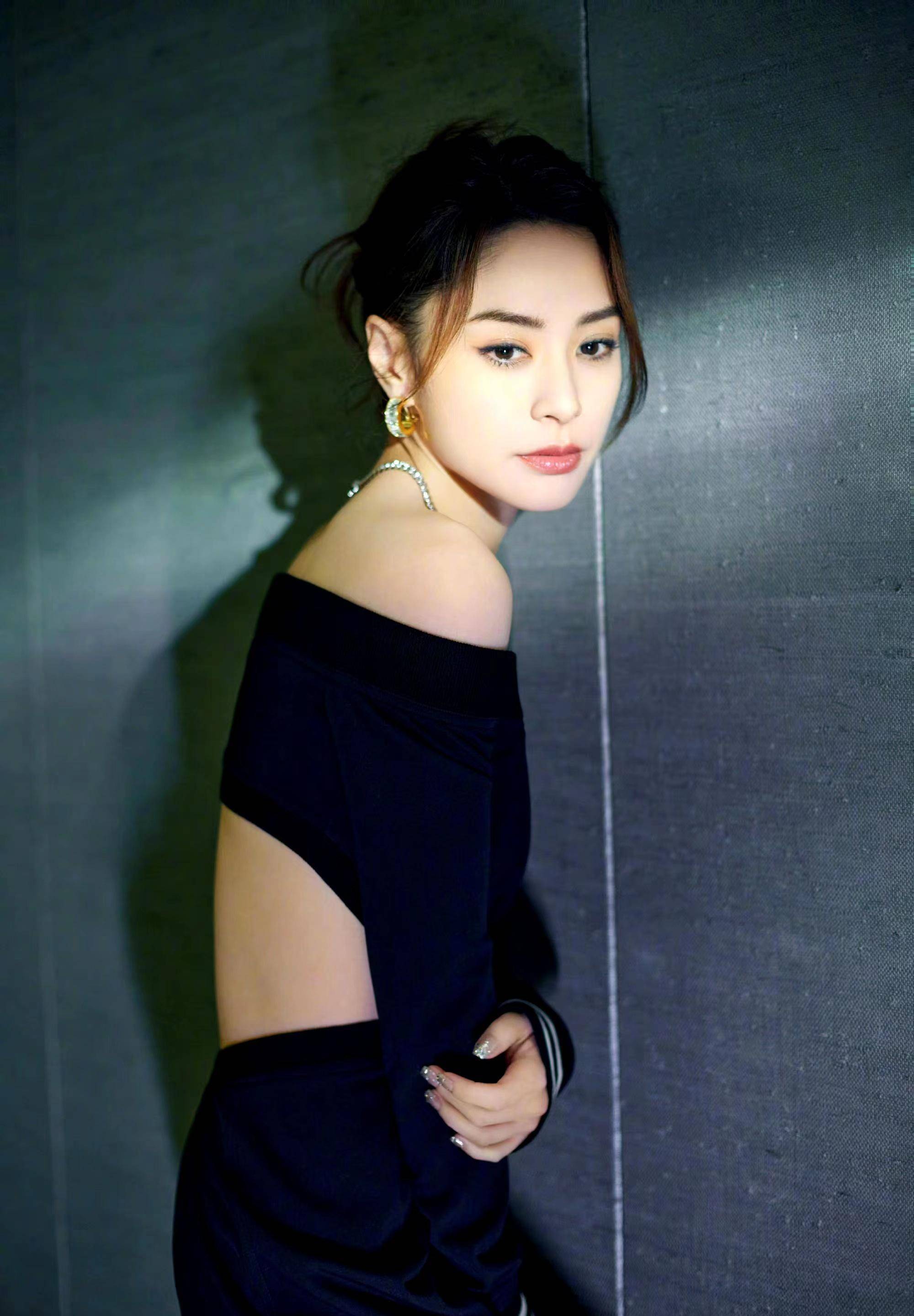 阿娇美得不低调,穿挖腰一字肩长裙秀身材,优雅又惊艳!