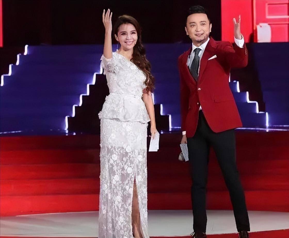 尼小哥与朱迅上演"公主抱",机智化解尴尬,尽显绅士风范_感情_事业