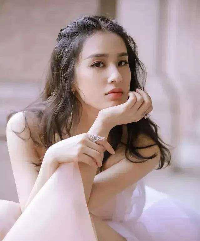 黄圣依:出身书香门第却当了明星,嫁入豪门一年2亿零花钱_周星驰_时候