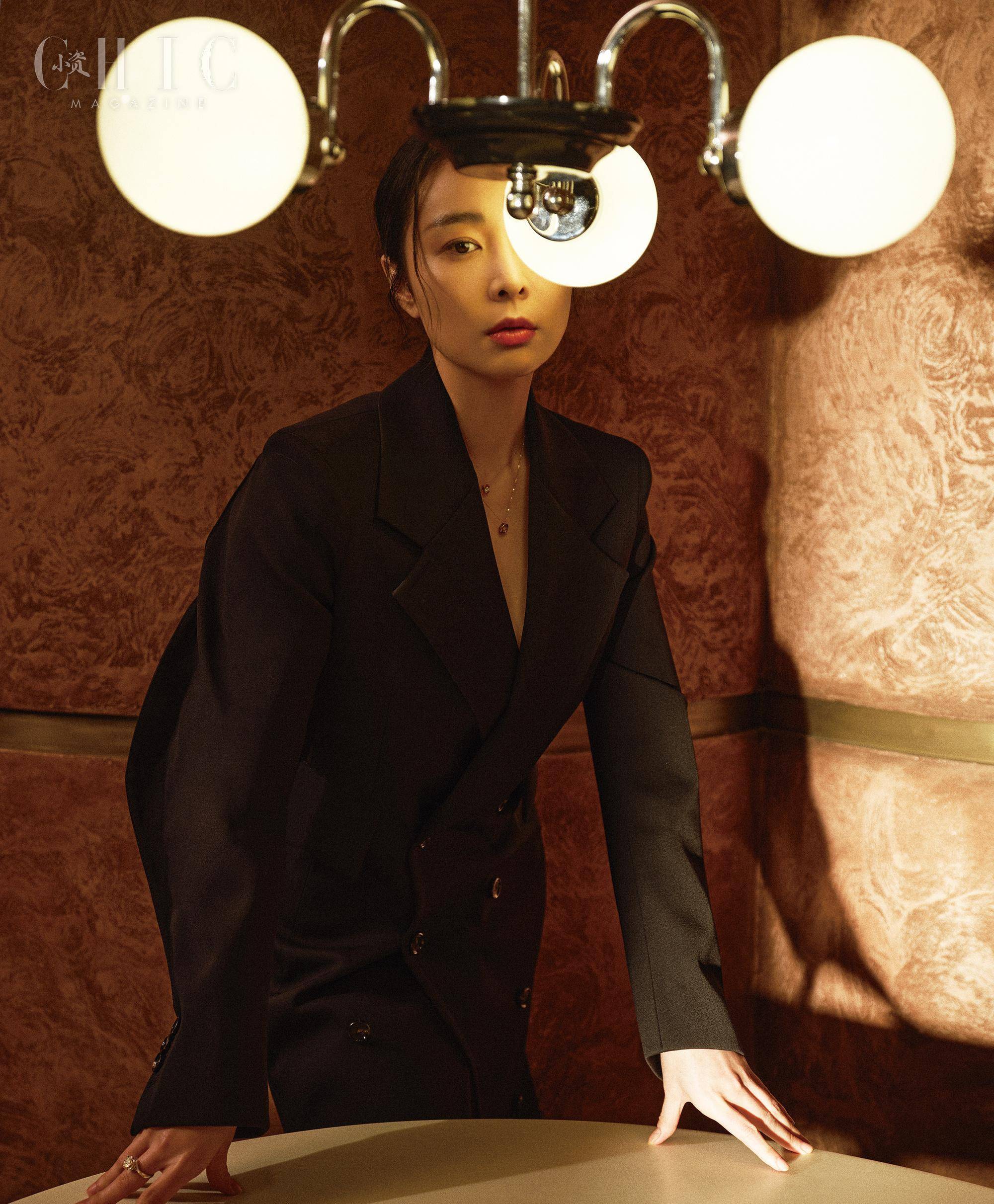 高叶《小资风尚》封面,深v真空展示曼妙身材,露腰白裙宛若女神_时尚