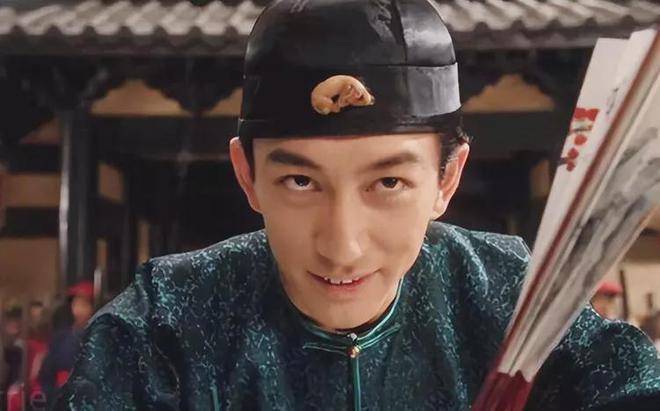 吴启华和《大时代》丁旺蟹的演员吴启明是兄弟.他出身tvb演员训练班.