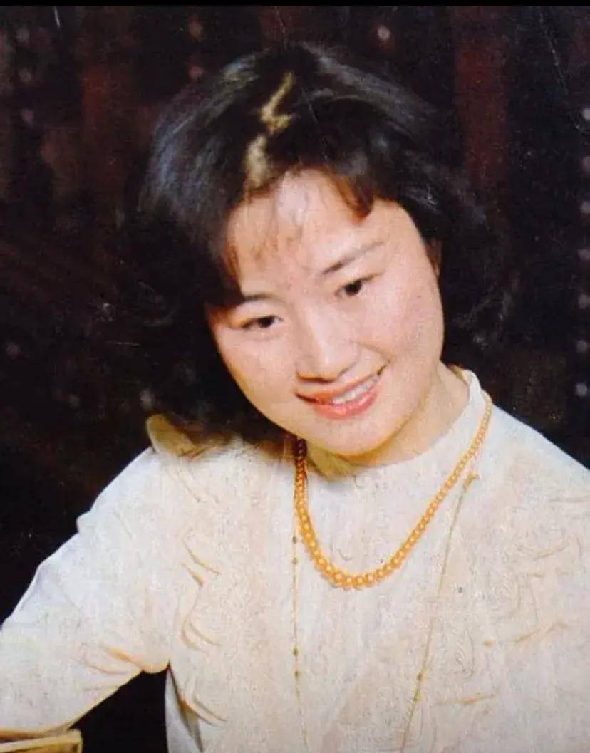1986年至1988年,詹萍萍还在安徽电视台连续三年担任特邀主持,期间我们