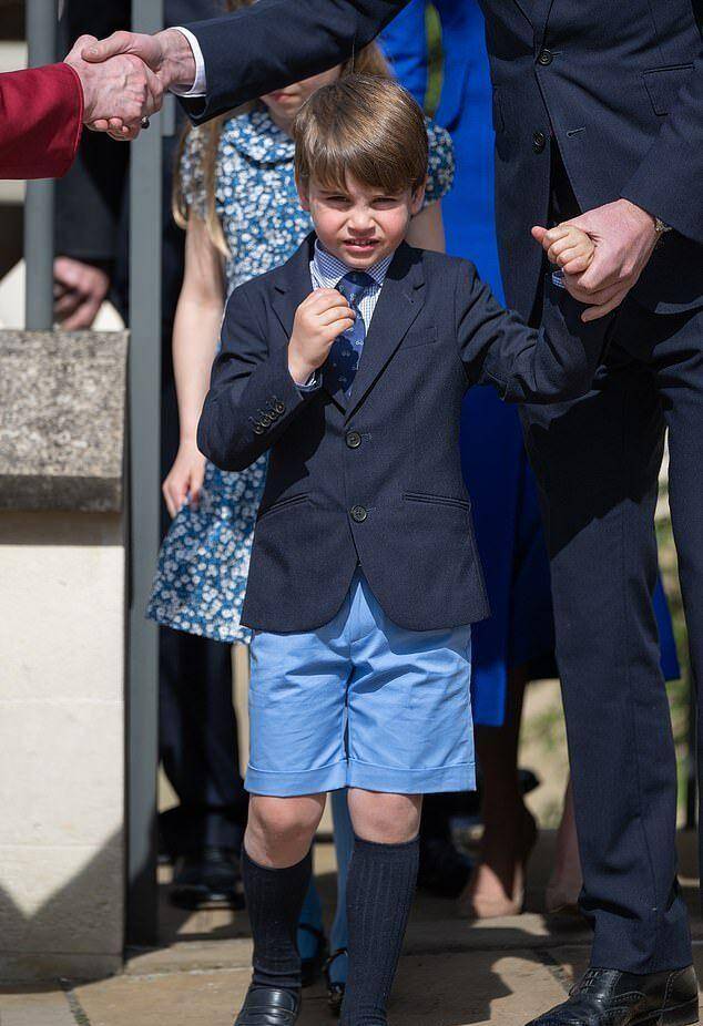 乔治9岁的小王子长大啦!待人接物让父母骄傲,像戴妃一样浓密的头发!
