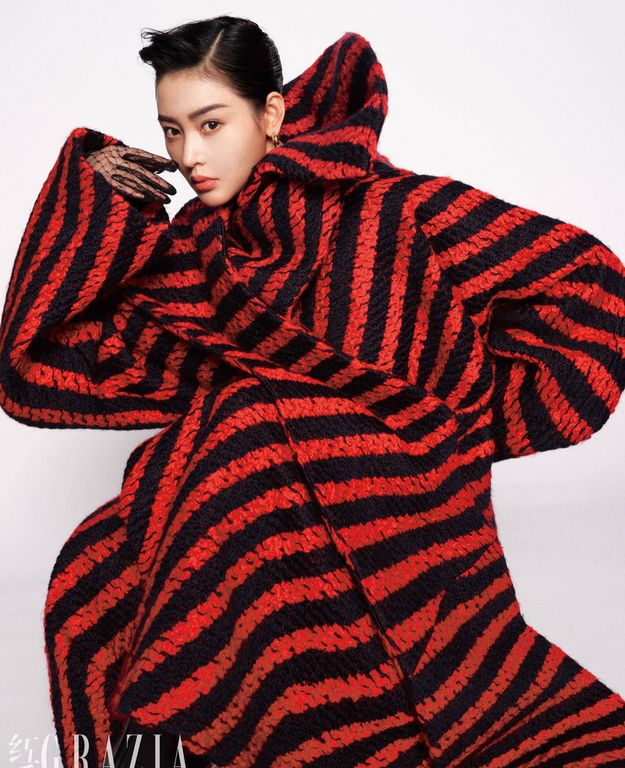 张天爱登《红秀》一月刊封面,透视鱼骨胸衣性感妩媚,太撩了_黑色_粉色