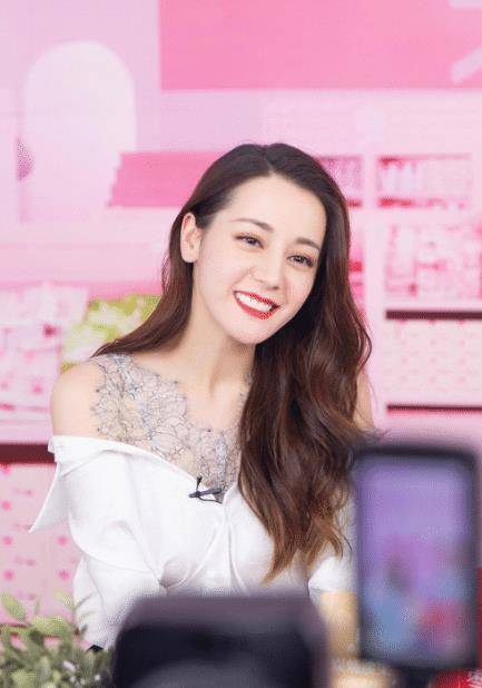 迪丽热巴那么今天就和大家一起看下《你是我的荣耀》演员的学历怎样?