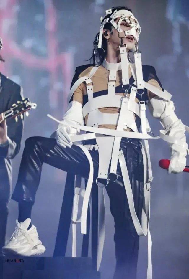 《名利双收》曾将华晨宇推上神坛,如今又将他推下神坛_音乐会_什么