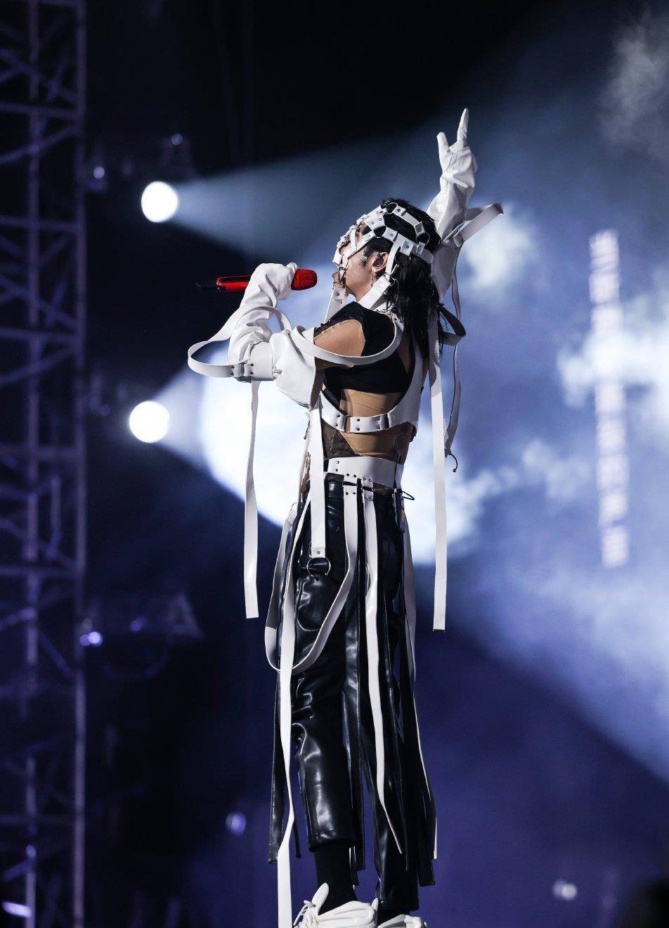 华晨宇演唱会表演扑朔迷离,头上系的白带太奇葩,网友吐槽他是怎么做到