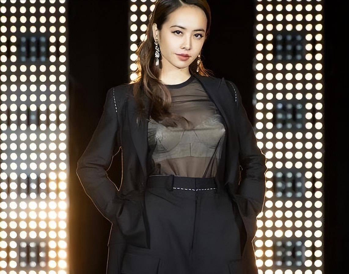 蔡依林穿衣真大胆,黑纱"透视衫"搭白色内衣,凹凸比例太撩人_个性化