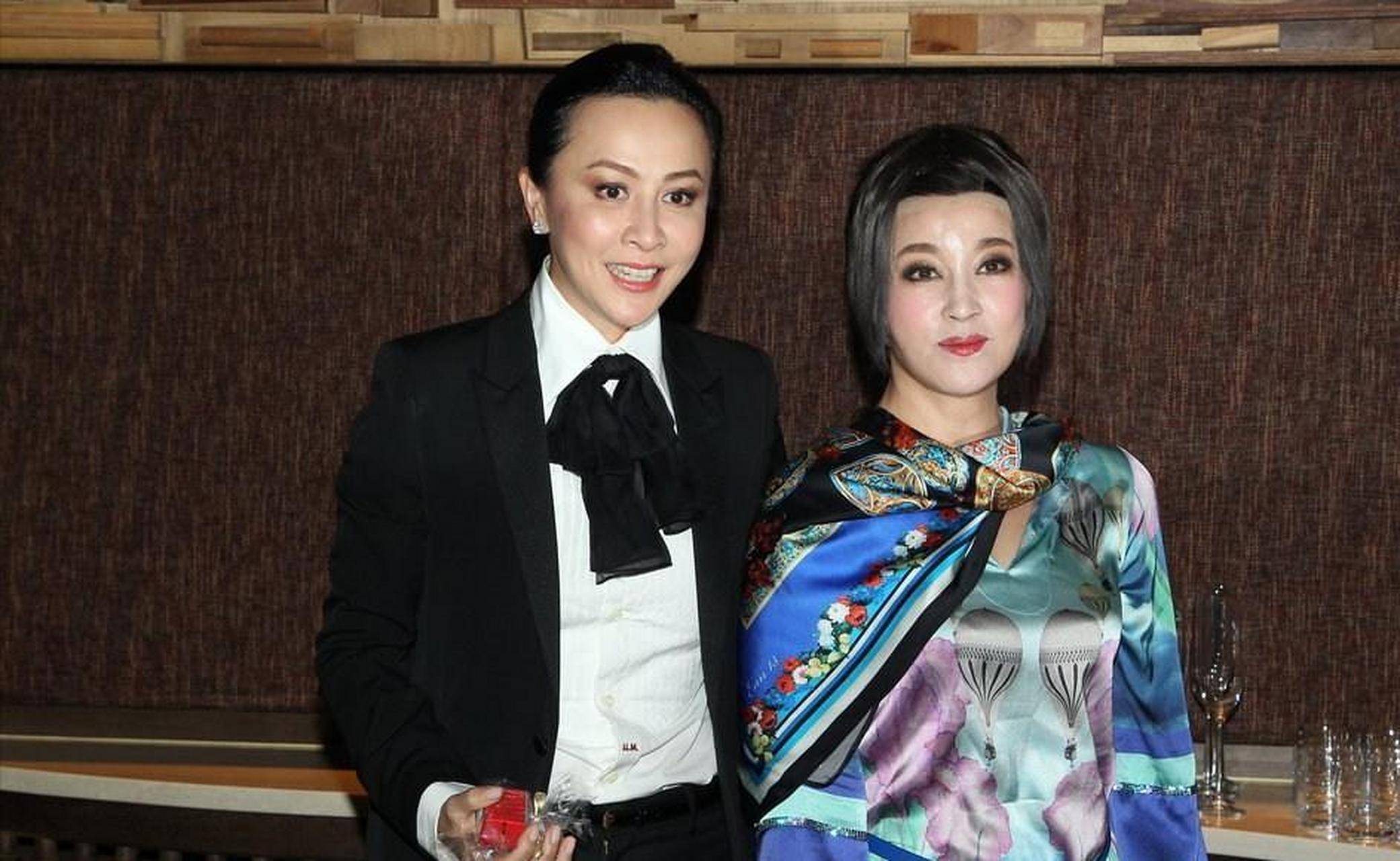 58岁刘嘉玲大玩少女风,机车搭配超短裙,脸僵像蔡明简直一言难尽_造型