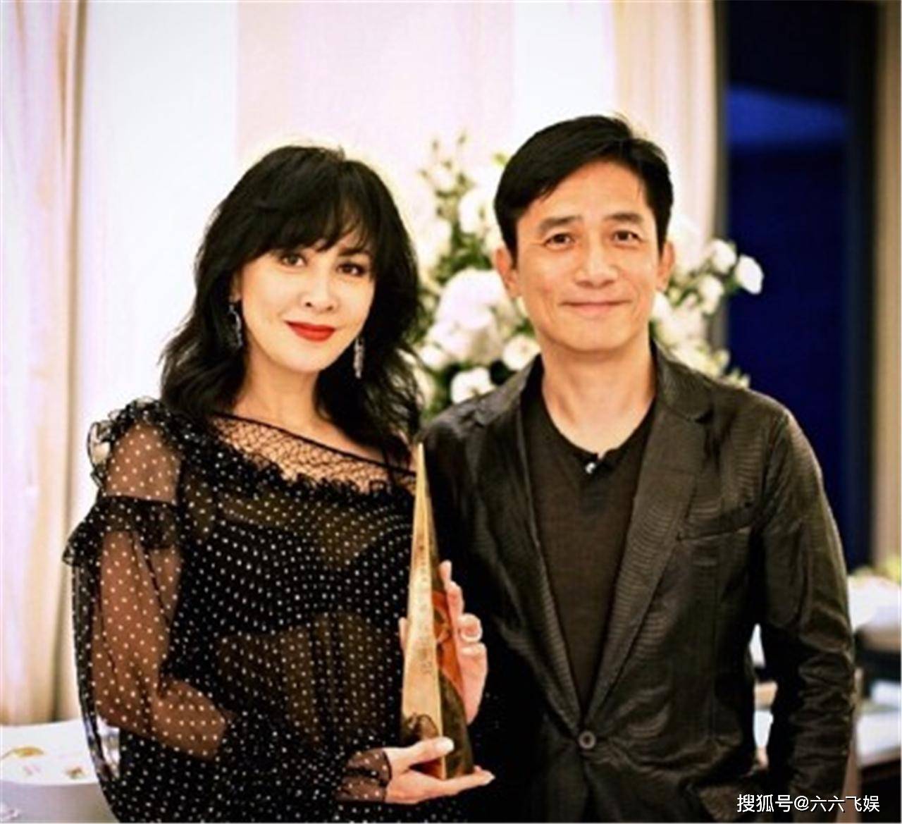 比何超琼高了半个头的刘嘉玲,赢了身高输了气场,合照站位尴尬_许晋亨