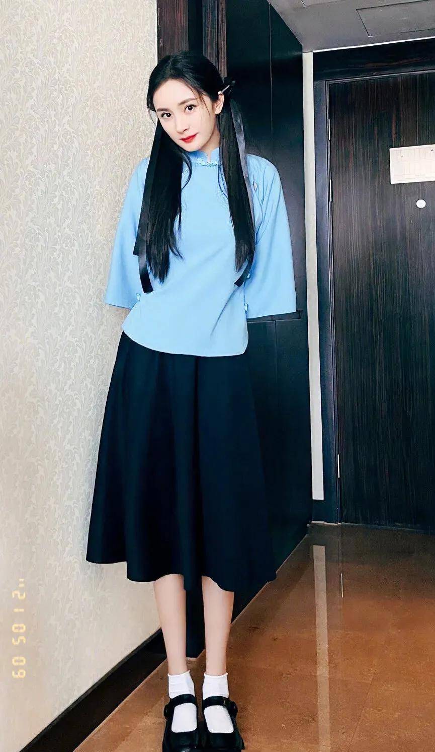 杨紫的民国麻花辫造型真的让我觉得意外,因为从《家有儿女》中观众是