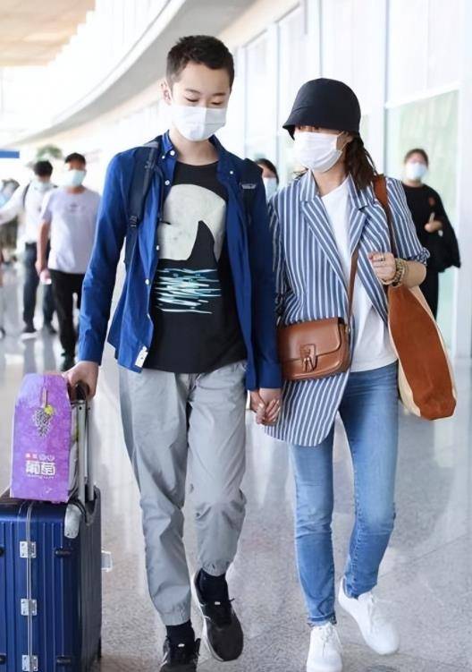 海清携儿走机场,14岁儿子长相清秀身高超妈妈,母子全程手牵手太有爱