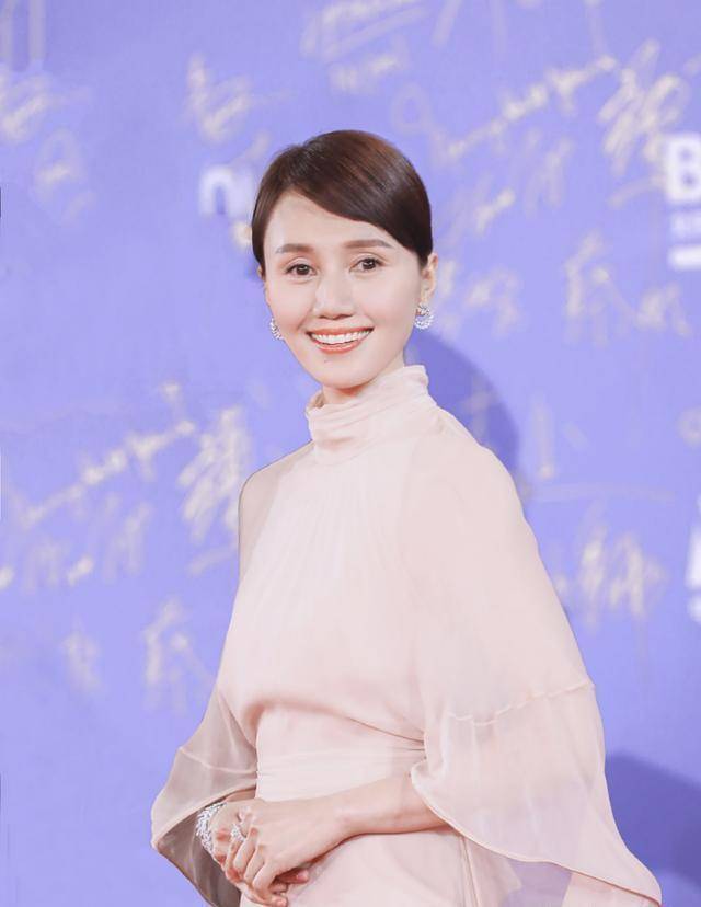 袁泉简单一穿都这么有高级感,白色外套配半身裙亮相,短发真洋气