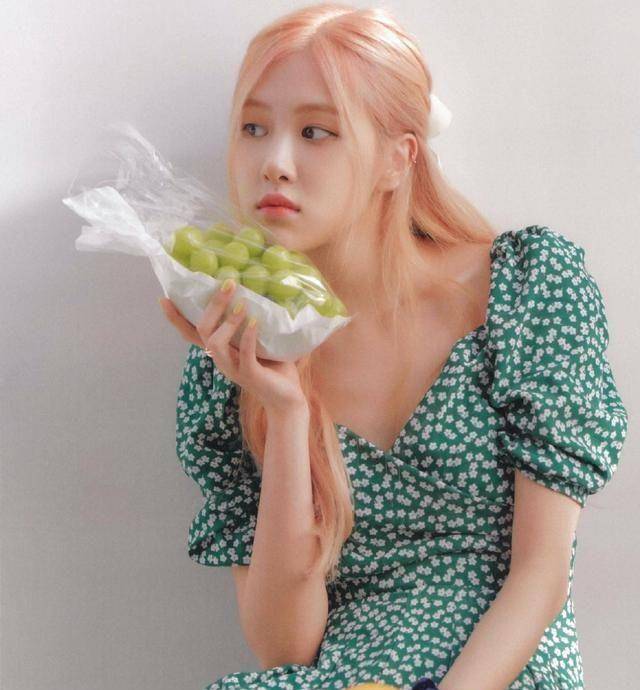 金智妮lisa同穿吊带衫,一个清纯一个性感,rose智秀惊艳_长发_jennie