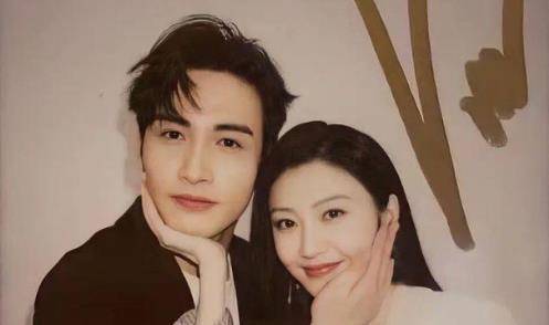 景甜张彬彬玩游戏,男方手放的位置却成焦点,网友表示"在一起"_细节