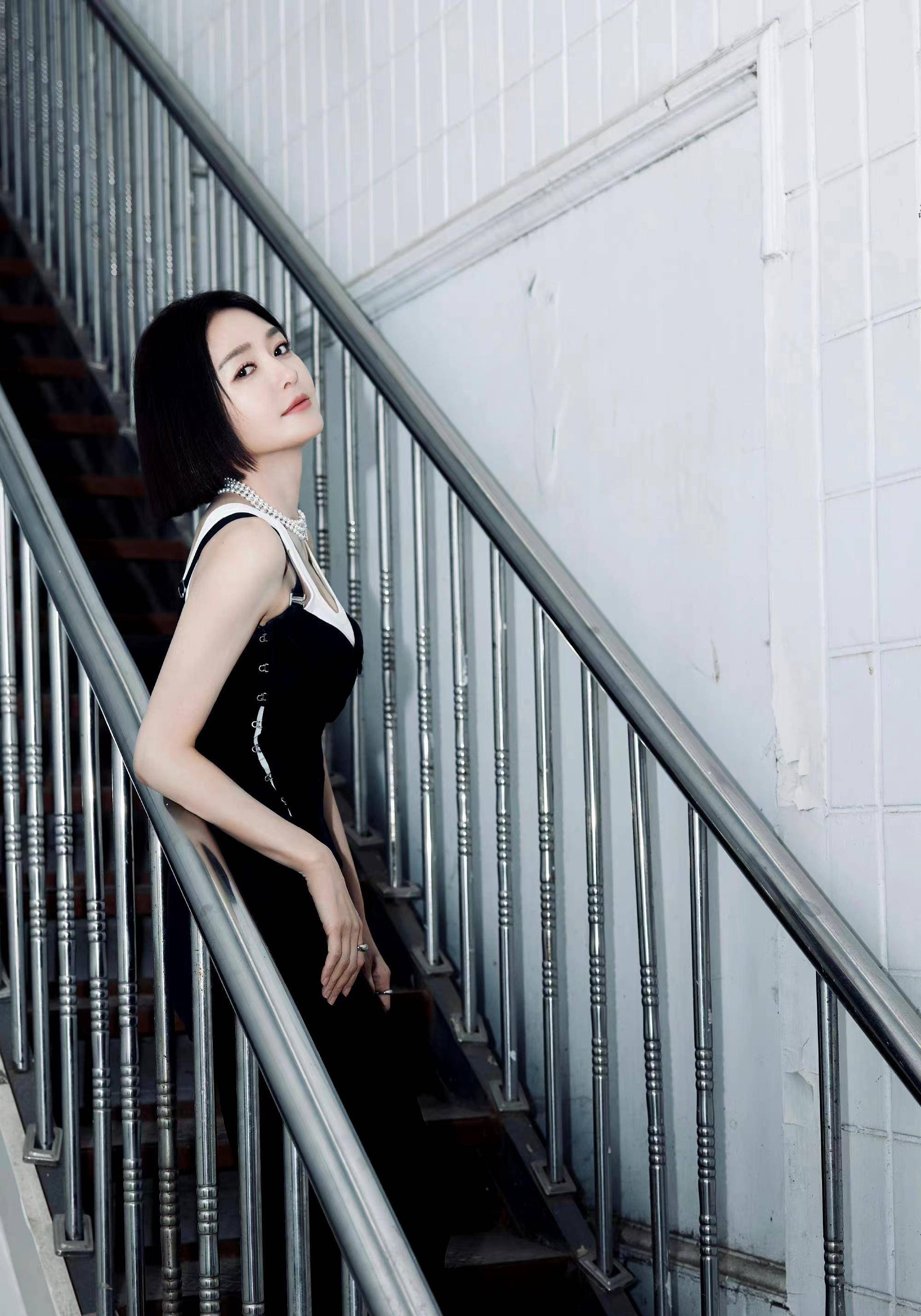 秦岚综艺穿搭亮眼,白色背心配黑色吊带衫,时髦又显个性!