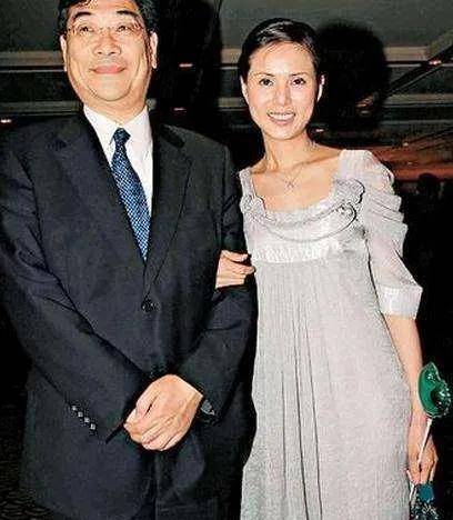 嫁给富商卑微在一起10年被分手,今56岁身材时尚时尚犹存_季天笙_小