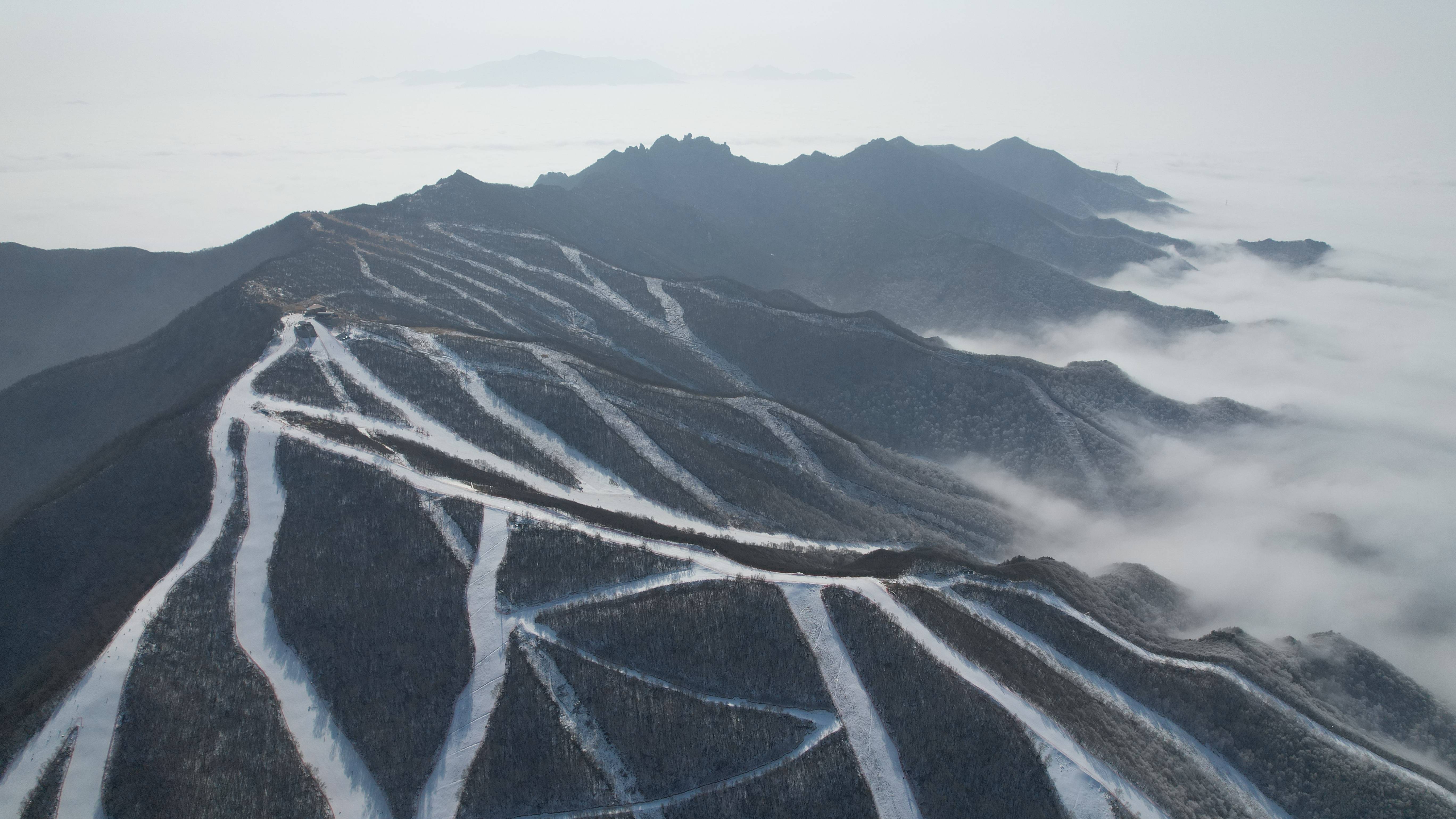 同時,金山嶺國際滑雪旅遊度假區周邊景區集聚,旅遊資源豐厚,承德避暑