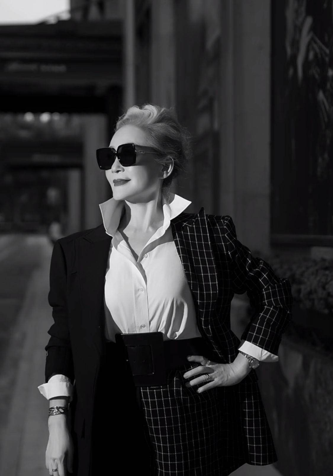 这是我见过最体面的70岁奶奶:爱穿职业装,白发不染,优雅高级_女性