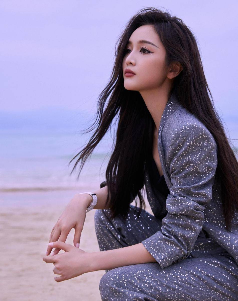 吴宣仪海边写真露出事业线!雪肤玉貌美得让人窒息_亮片_西装_背心