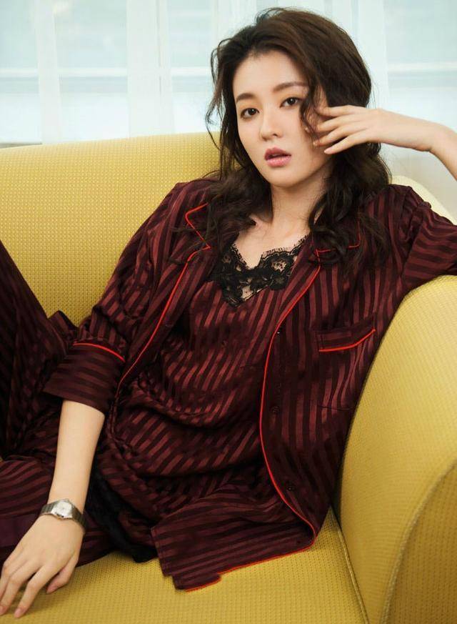 乔欣早期的睡衣写真曝光,造型火辣气质妩媚,形象反差太大惹争议