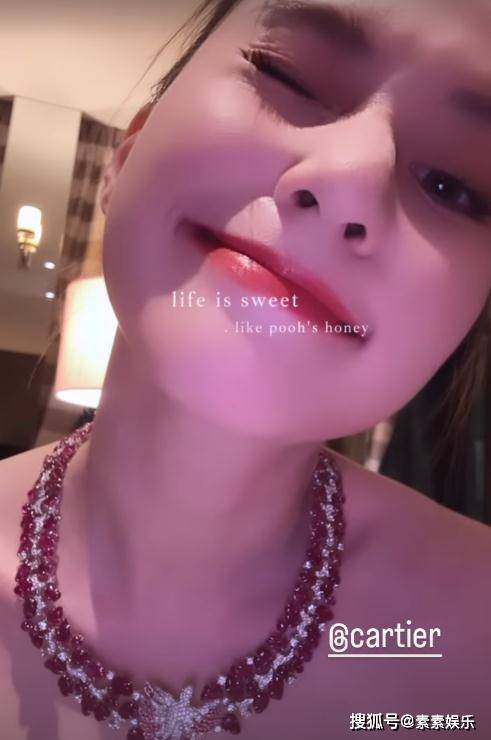 梳着酷酷的发型,机场被记者要喜糖_何超莲_何超琼_姐姐