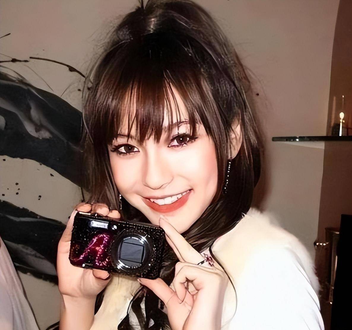 这还没完,周优根和杨颖开始在影视圈混迹,开始蹭"港圈大