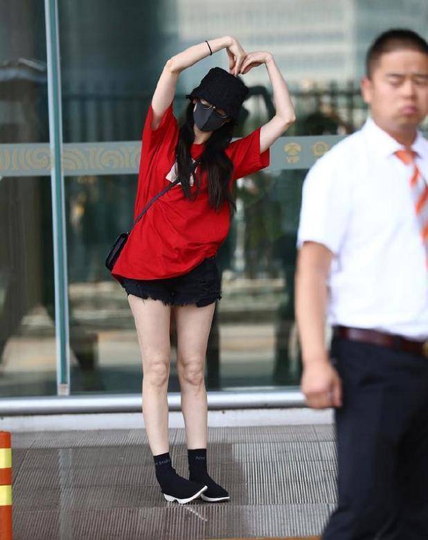 热巴为了穿耐克不撞鞋,在鞋子外面加层"船袜",意外很时髦