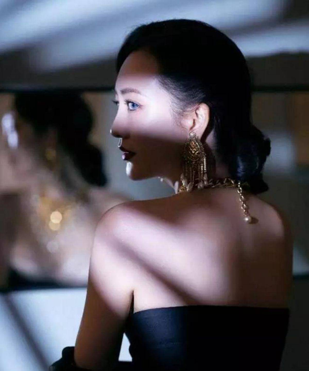 王鸥写真穿搭"真豪放",衣物外穿前卫又时髦,藏不住女人味