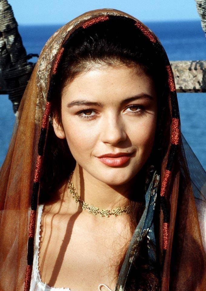 被称为"最美佐罗夫人"的凯瑟琳·泽塔-琼斯,长这样:可事实上呢?