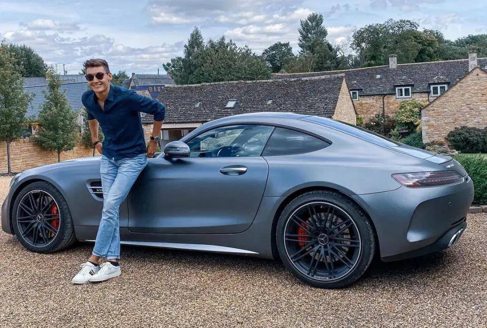 f1明星乔治·拉塞尔的华丽生活方式,百万豪车与浪漫假期_梅赛德斯