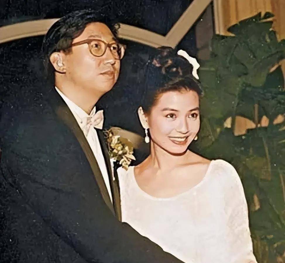 钟楚红也一概拒绝,在她的心中,没有人可以取代丈夫朱家鼎