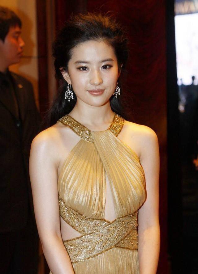 刘亦菲难得秀身材,挂脖连衣裙腰间还挖空,原来神仙姐姐这么美_时尚