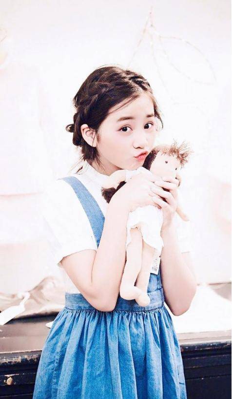 有一种"成长"叫黄多多,吊带蕾丝穿在身,时髦感不输孙莉_感觉_造型_一