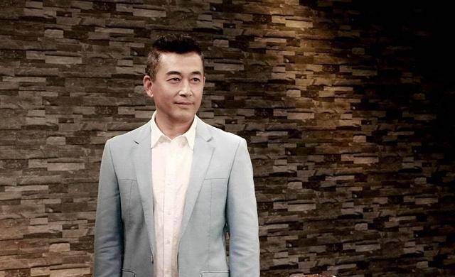 王志飞的父亲年轻时患了眼疾,导致聋哑,他的母亲也是聋哑人,因为他吃