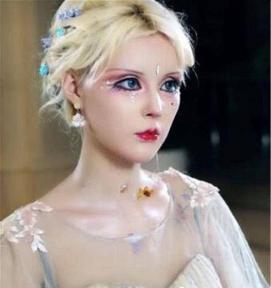 "真人芭比"迪丽拉为男友换回常服,没了"芭比妆"眉眼奇怪_知名度_事情