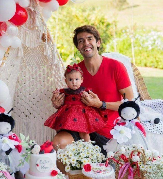 卡卡宣布了一个喜讯,他的妻子卡罗琳娜生下了一个小女儿,这对幸福的