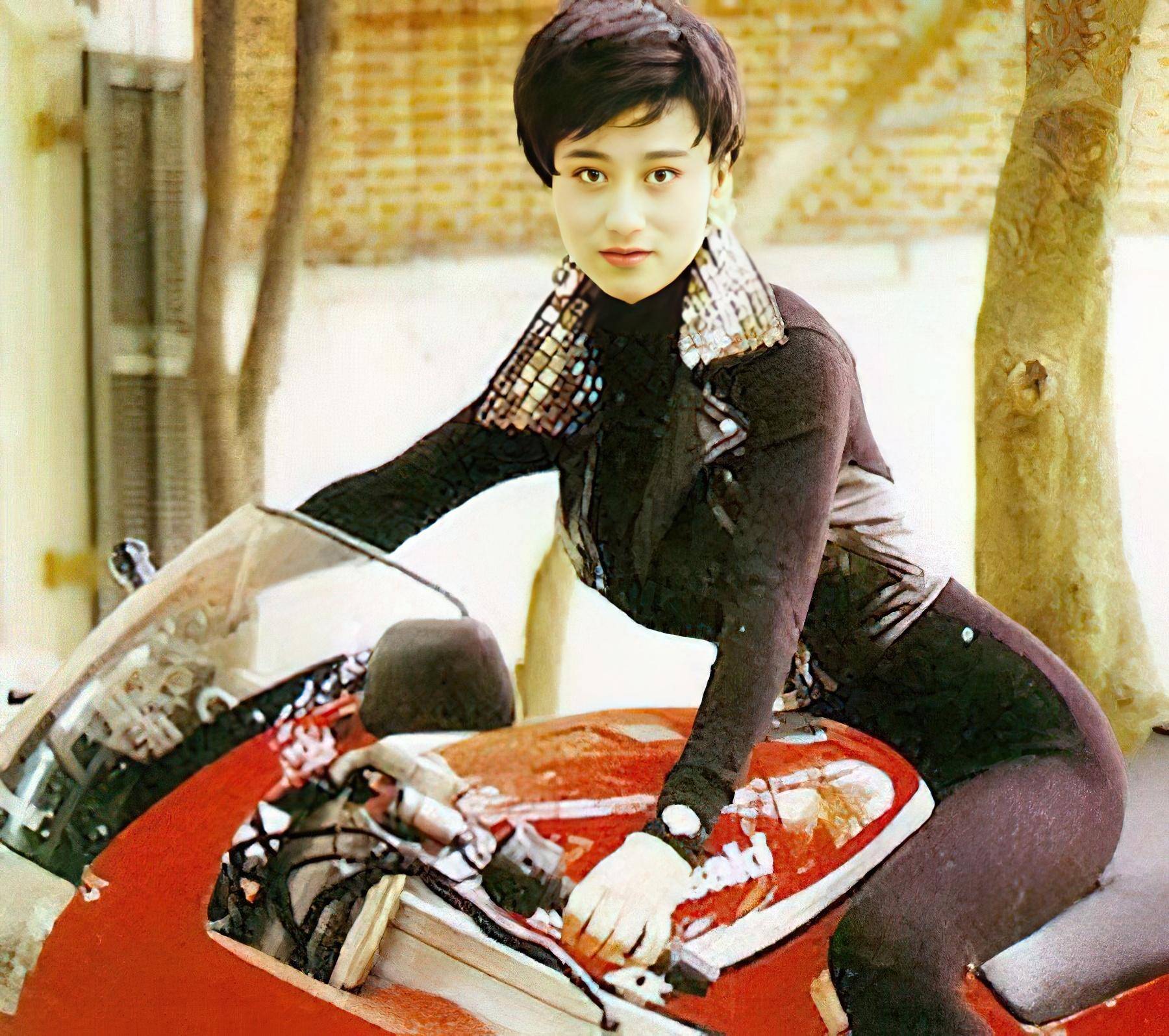 在拍摄《龙在天涯》时,利智认识了他的联合主演李连杰.