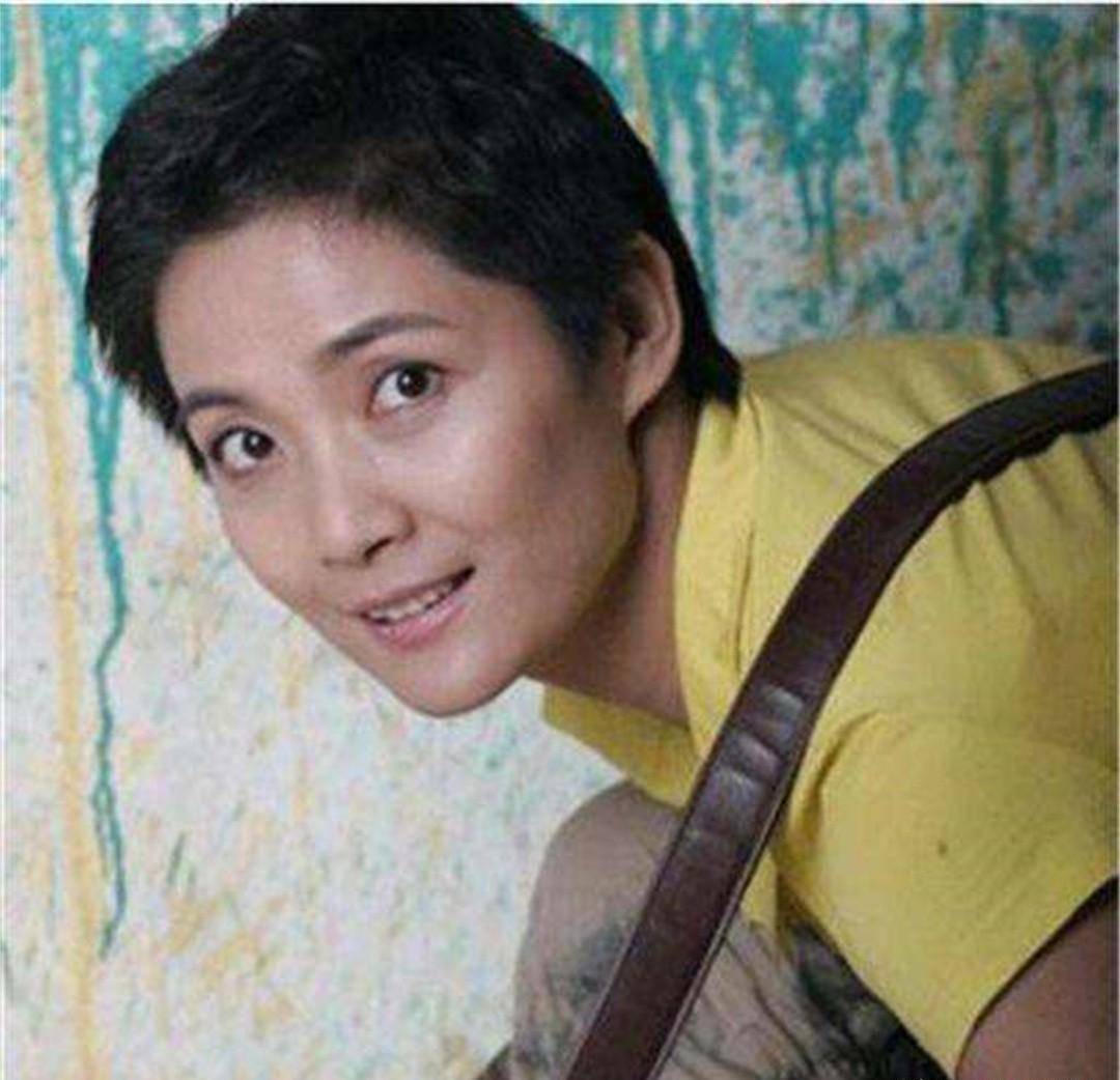婚后李婷凭借《英雄无悔》中舒月,获得飞天奖视后提名,1999年还生有一