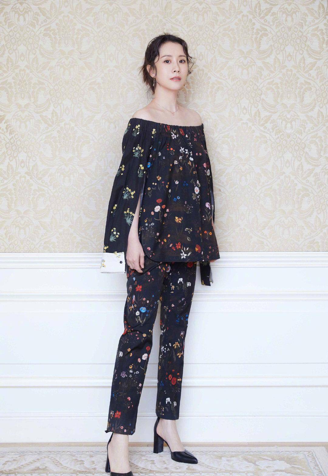 海清的意式风太美了,碎花领的碎花裙配上撩人的卷发,女神范十足_衣服