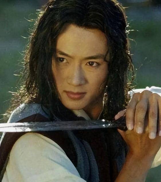 长得像佟大为又像任泉,演过《侠客行》陆毅是室友,他人生也如戏_吴健