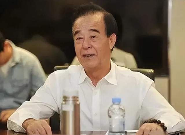 黄建勲的父亲黄振达,广东汕头人,生于1947年9月,毕业于深圳大学,大专