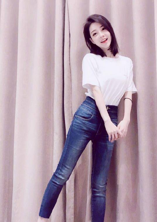 "皱巴巴"的紧身牛仔裤,冯提莫再现170的身高,感觉不现实_魅力_气质_一