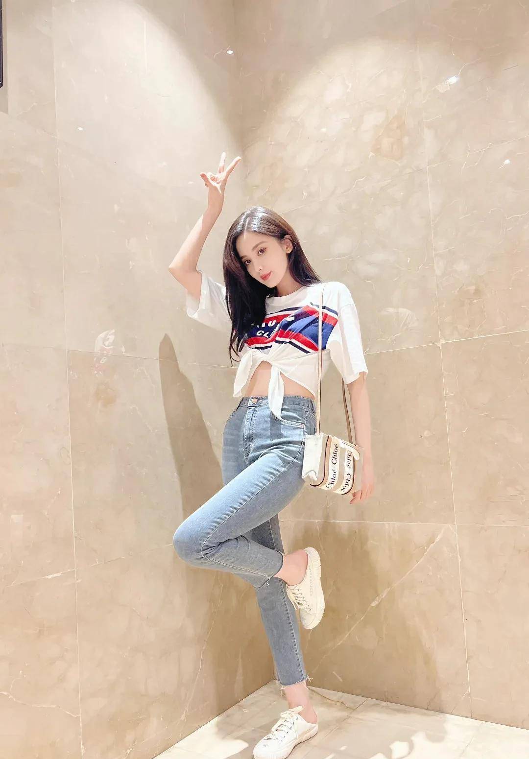 古力娜扎晒日常私服照,身穿露腰白t搭紧身牛仔裤,她的衣品如何_影视剧