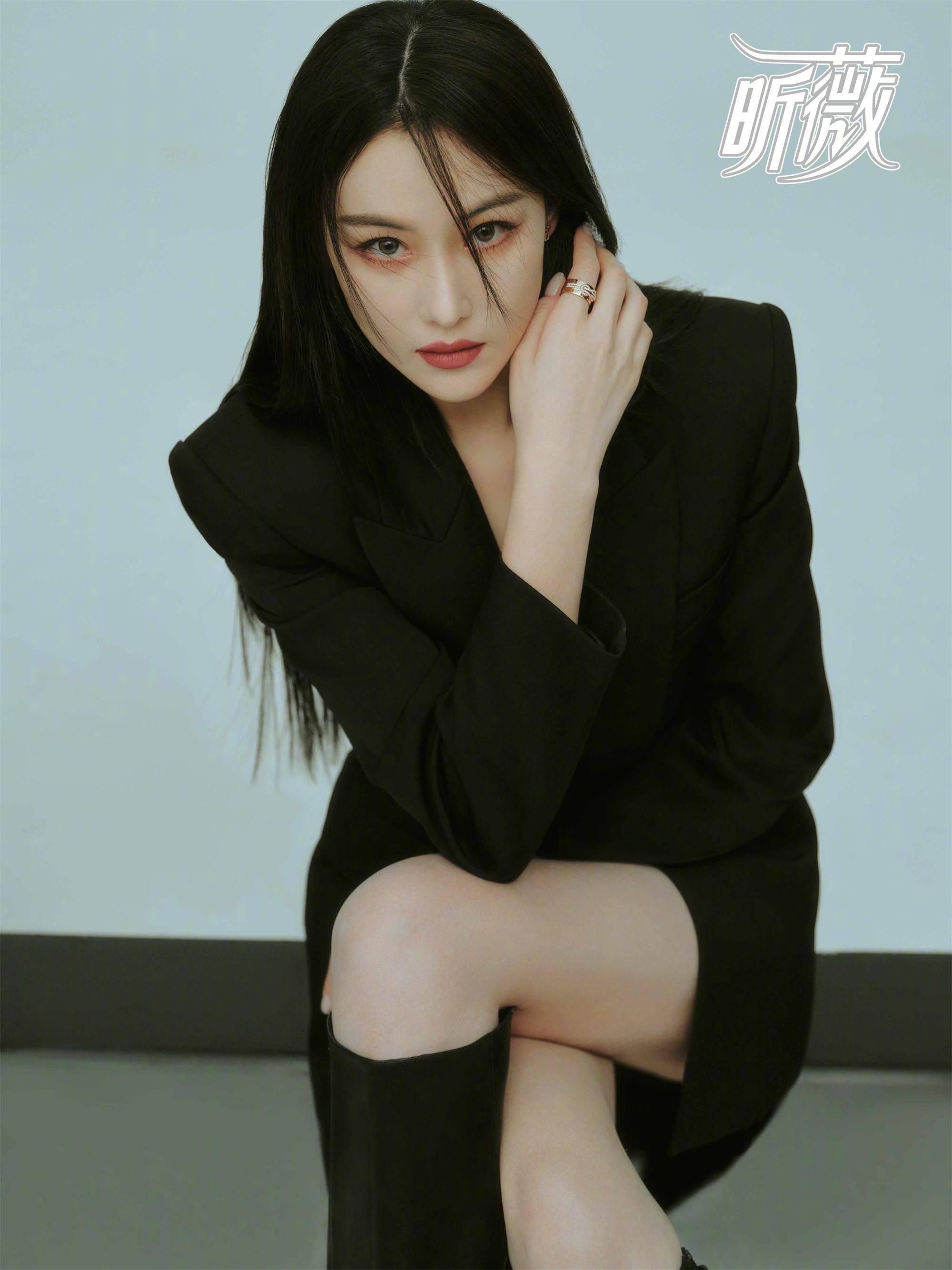 张馨予《昕薇》封面,穿抹身材下身失踪身材火辣,太美了_时尚_黑色