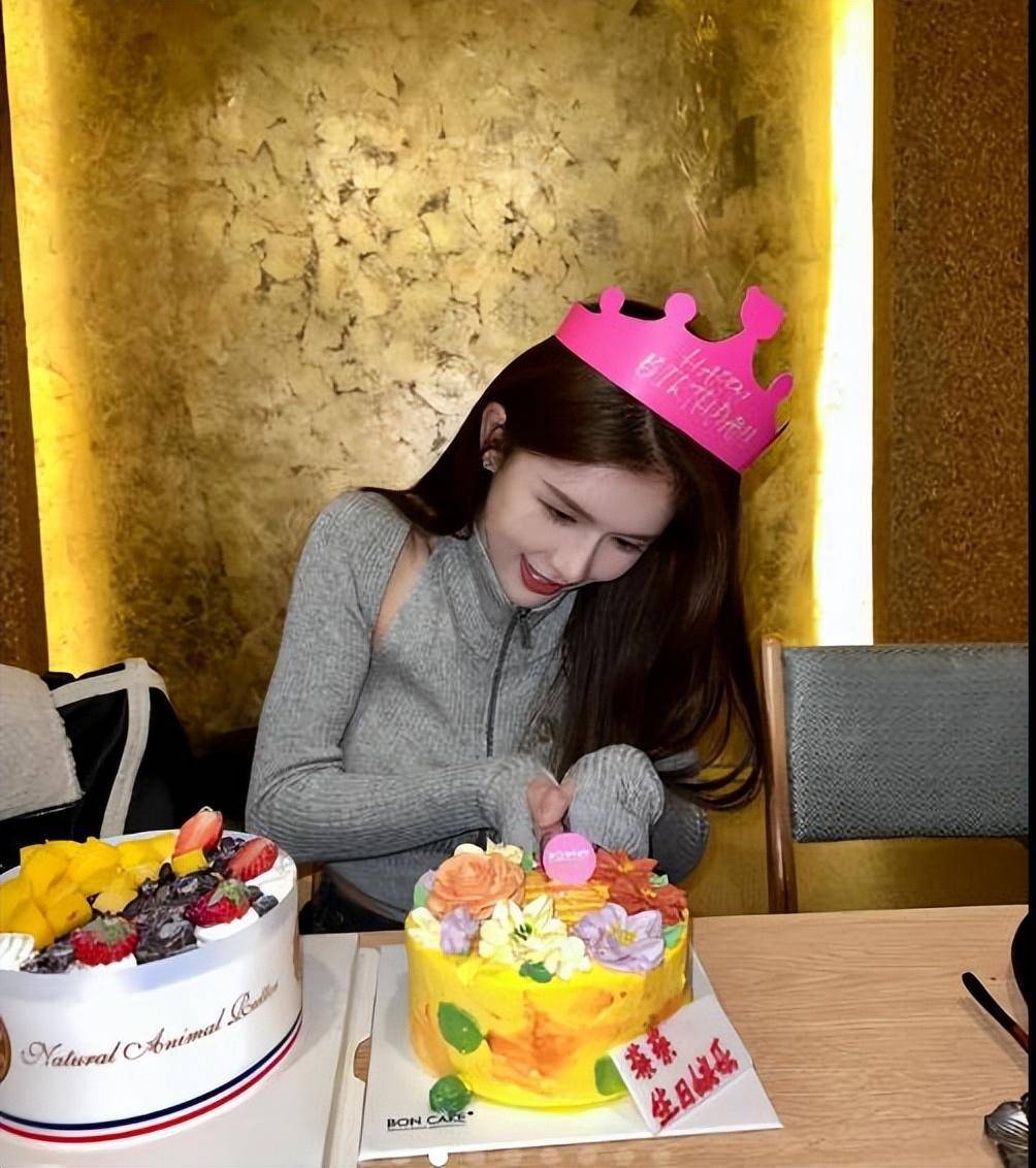 蔡卓宜29岁生日会堪比求婚现场,王大陆送玫瑰花皇冠,对视好甜蜜_因为