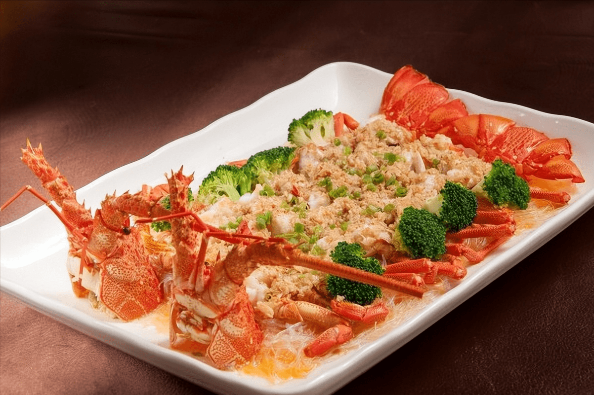 颜色会变得深红,这个代表着好运气,特别符合婚宴的喜庆气氛,同时龙虾